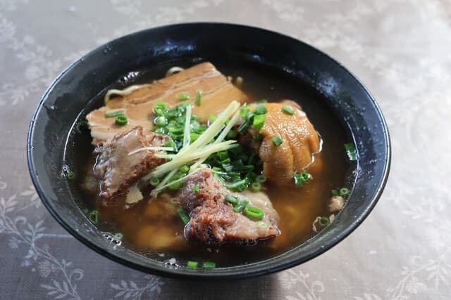 Su-manume: Okinawa-Soba im traditionellen Ziegeldachhaus