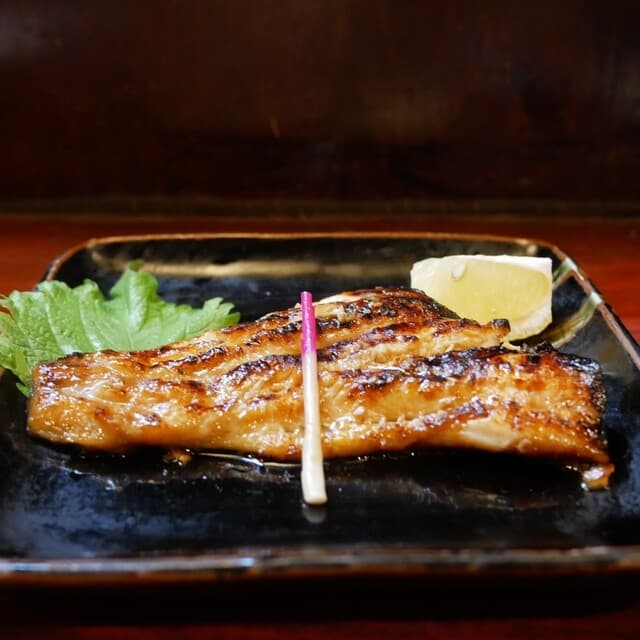 Aso: Mittagsmenüs mit gegrilltem Fisch