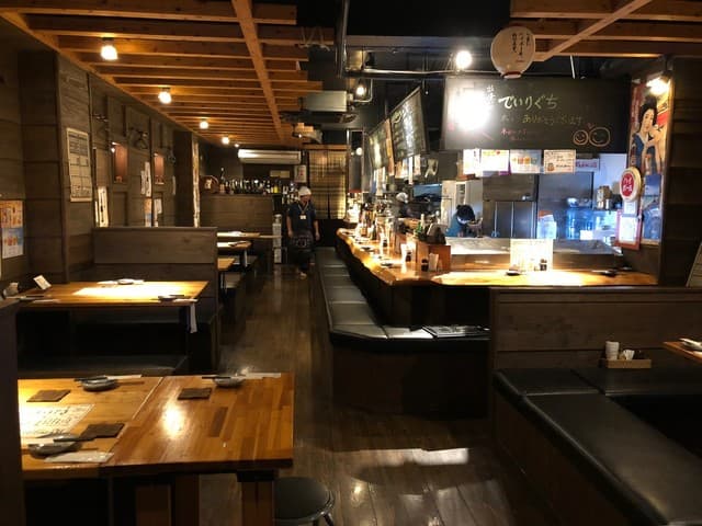 Izakaya Deiriguchi: Okinawa-Izakaya mit Meeresfrüchten