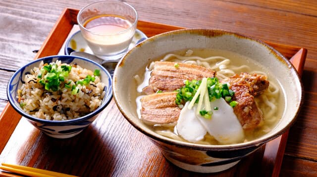Nakijin Soba: Okinawa-Soba in einem alten Bauernhaus