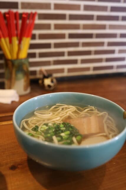 OKINAWA SOBA EIBUN: moderne Okinawa-Soba mit dreierlei Schwein