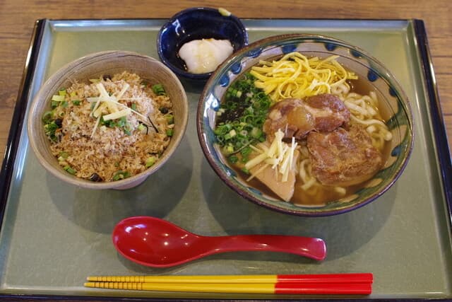 Fukakiso Ba: Okinawa-Soba mit Brühe aus eigenem Fang