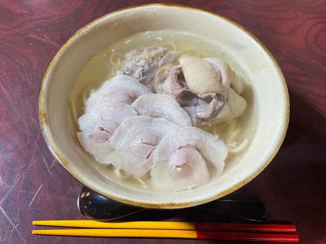 Naha Soba Dokoro Takaramachi Ga: Okinawa-Soba im alten Wohnhaus
